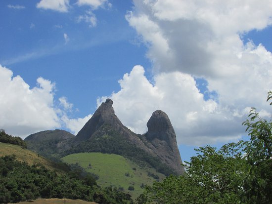 Foto: A pedra do Frade e a Freira vista da BR-101 na divisa entre Cachoeiro de Itapemirim e Vargem Alta
